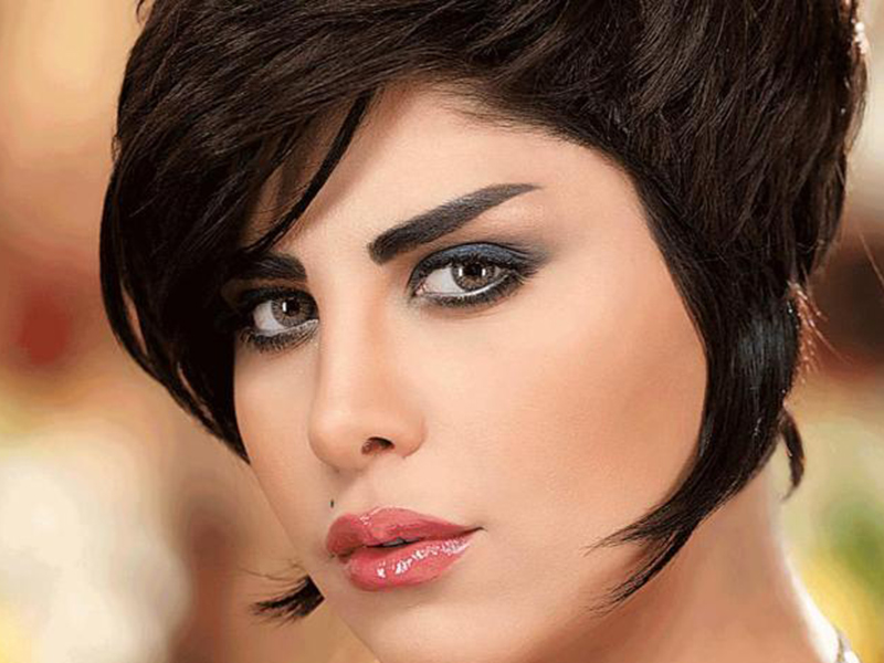 اضغط لمشاهدة الفيديو: شمس الكويتية تثير الجدل بفستانها المكشوف